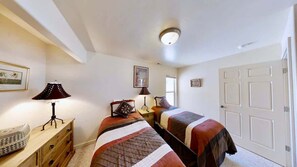 3 bedrooms, iron/ironing board, WiFi (free), bed sheets - Grey Pearl - Q3, Gorgeous Condo (Moab)
