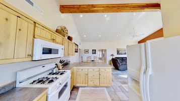 Een koelkast, een magnetron, een oven, een kookplaat