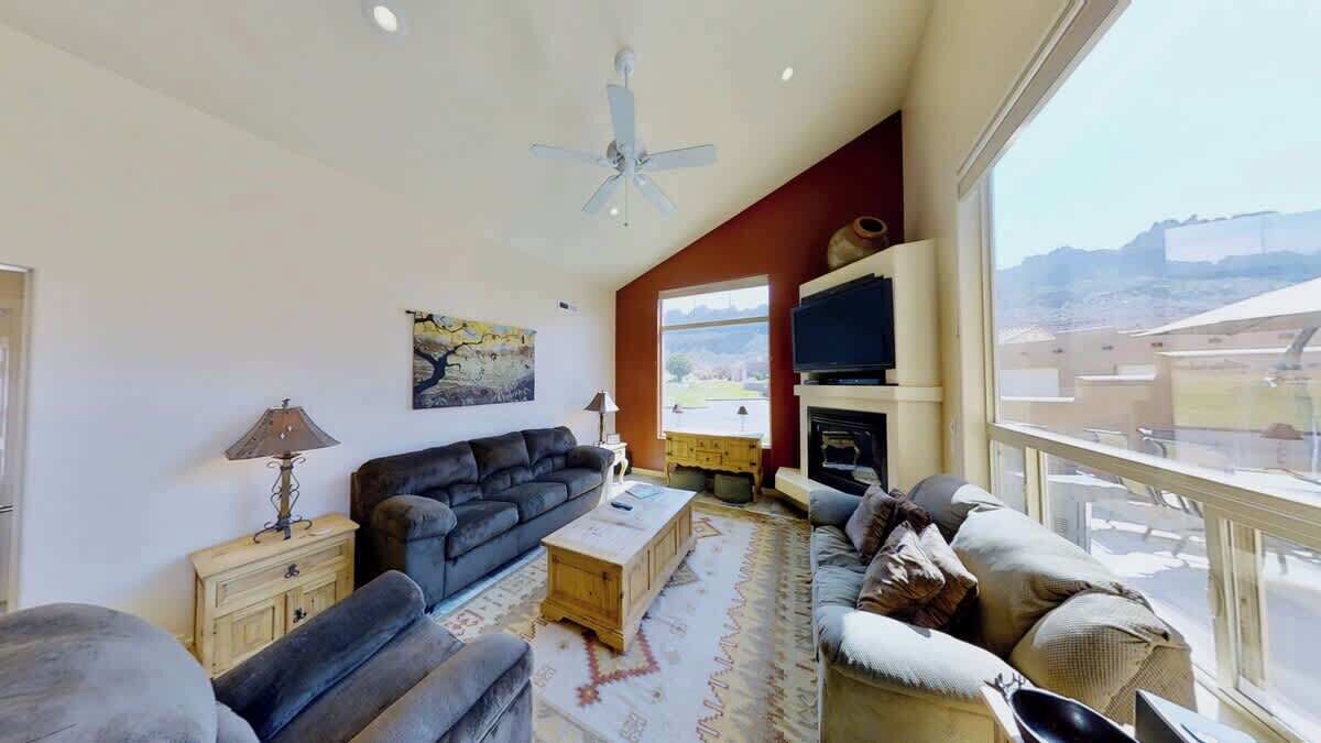 TV, fireplace