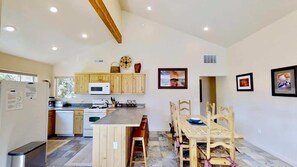 Coffee/tea maker, fridge, microwave, oven - Grey Pearl - Q3, Gorgeous Condo (Moab)