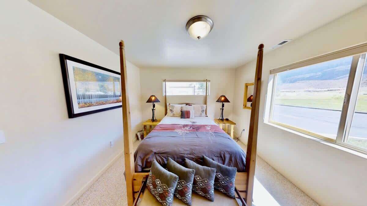 3 bedrooms, iron/ironing board, WiFi (free), bed sheets