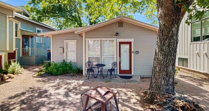 Romanttinen studio-sviitti, jossa poreallas ja vanhan maailman mukavuus!