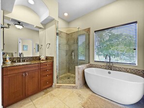Badewanne, Haartrockner, Handtücher