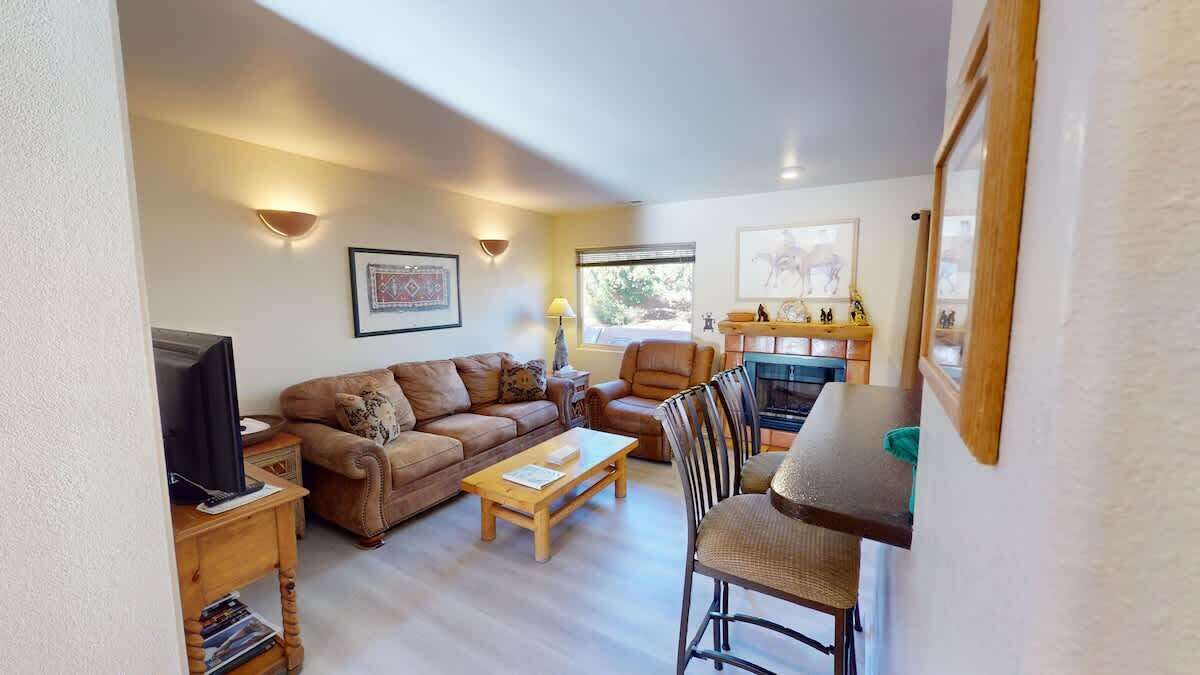 Un salon confortable avec un canapé, un fauteuil et une petite table.