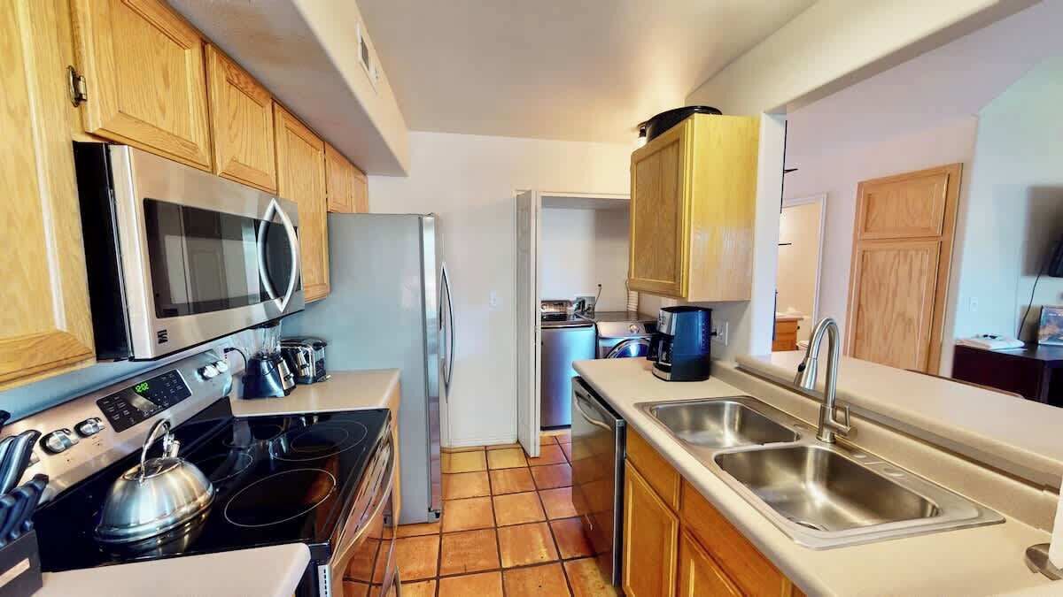 Coffee/tea maker, fridge, microwave, oven