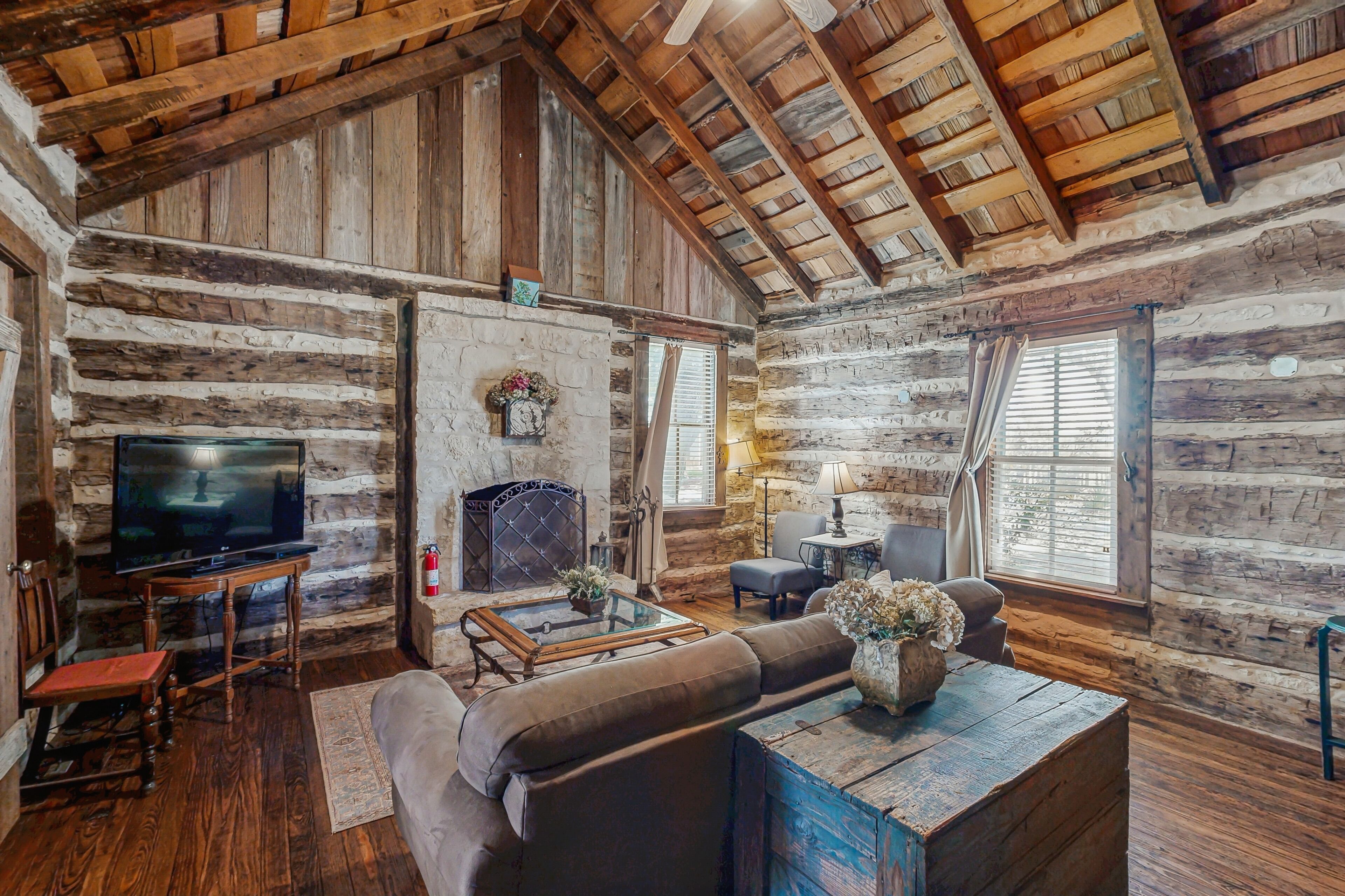 Televisie en een open haard