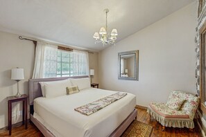 1 slaapkamer, een strijkplank/strijkijzer, internet, beddengoed