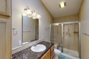 Toalettartikler (inkludert), hårføner og håndklær