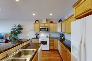 Kjøleskap, mikrobølgeovn, ovn og kokeplater