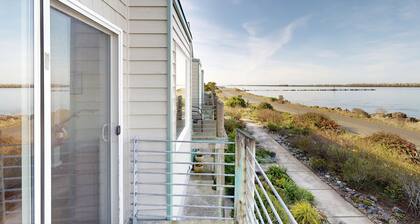 Beautiful Bayfront Townhouse with Amazing Bridge Views, Next to the State Park