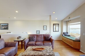 Una televisión, una chimenea, videojuegos, un reproductor de DVD