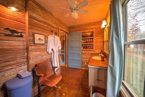 'Ark Bunkhouse' Fredericksburg Hideaway w/ Hot Tub