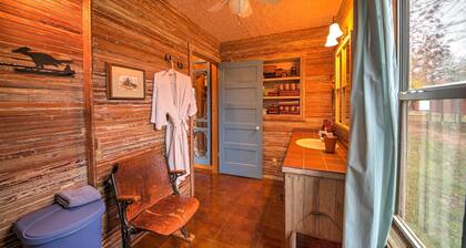 'Ark Bunkhouse' Fredericksburg Hideaway w/ Hot Tub