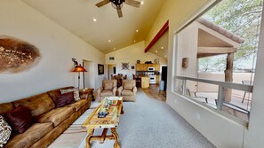 テレビ、暖炉、DVD プレーヤー