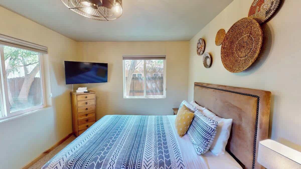 3 bedrooms, iron/ironing board, WiFi (free), bed sheets