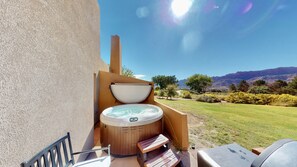 Outdoor spa tub - Adventure Villa ~ 3282 | 2 Bed, 2 Bath (Moab)