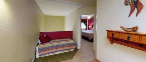 2 bedrooms, iron/ironing board, WiFi (free), bed sheets