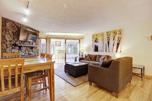 TV de tela plana, lareira