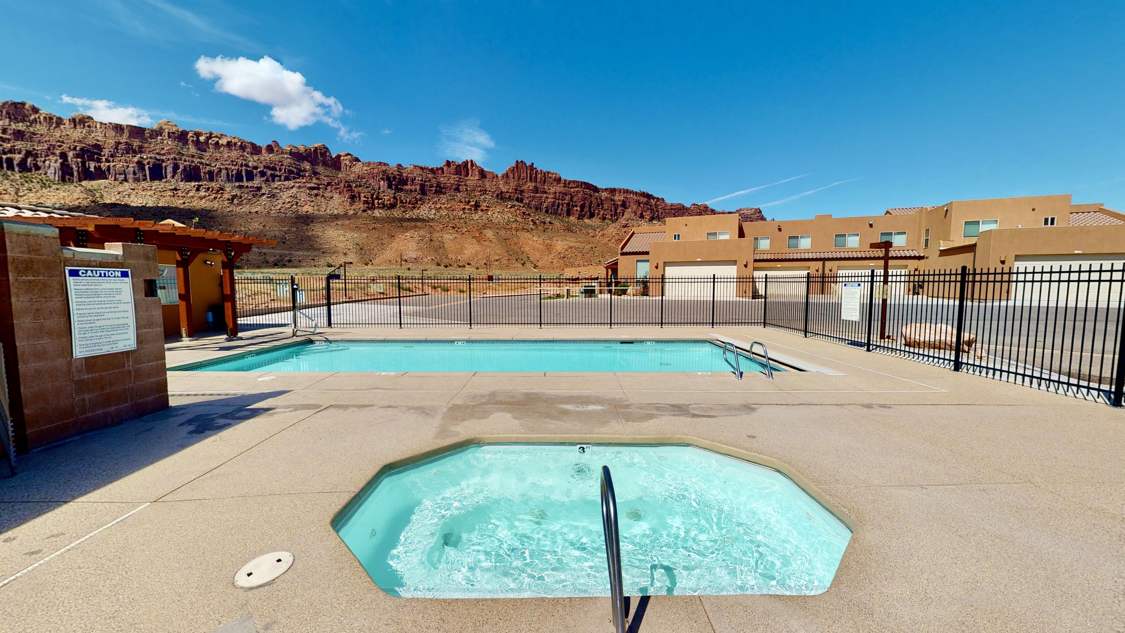 Lämmitetty uima-allas