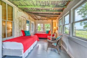 4 bedrooms, iron/ironing board, Internet, bed sheets