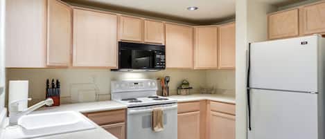 Fridge, microwave, stovetop, dishwasher
