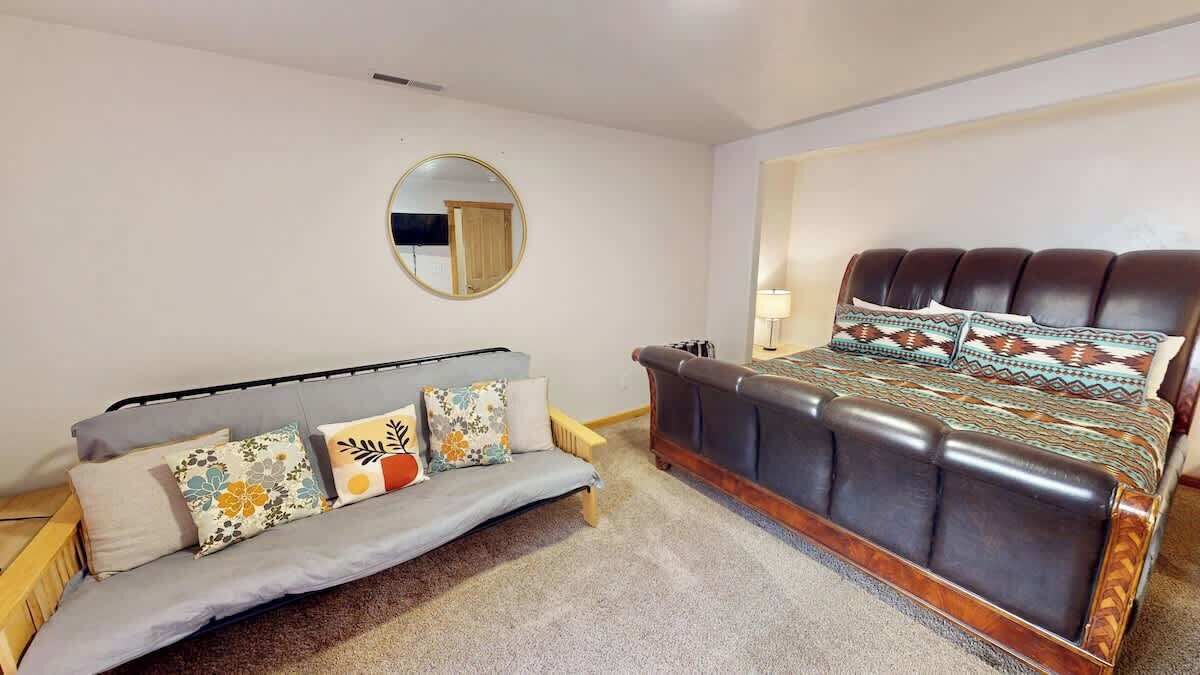 3 bedrooms, iron/ironing board, WiFi (free), bed sheets