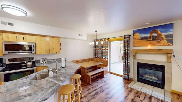 Coffee/tea maker, fridge, microwave, oven