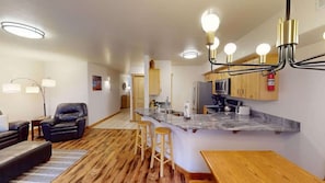 TV, fireplace - The Rock - 3461 (Moab)