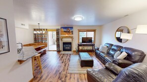 Fernseher, Kamin, DVD-Player