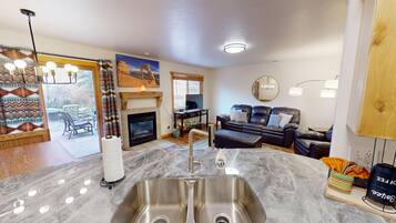 Televisión, chimenea y reproductor de DVD