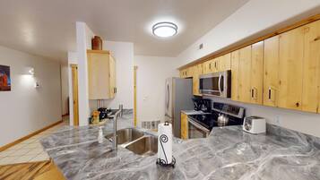 冰箱、微波炉、烤箱、炉灶