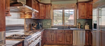 Short Walk to Ski Lift & Private Hot tub. 39C