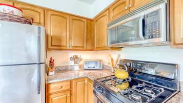 Een koelkast, een magnetron, een oven, een kookplaat