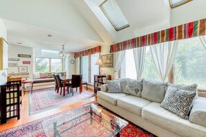 TV, fireplace, DVD player, books