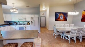 Coffee/tea maker, fridge, microwave, oven - Adventure Base Camp - 381, Downtown Moab, Private (Moab)