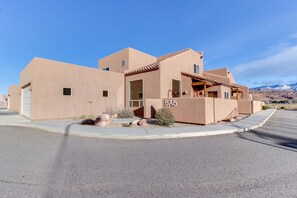 Exterior - Spacious Townhome ina Great Location with Seasonal Shared Pool and Hot Tub (Moab)