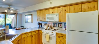 Hund-vänlig lägenhet på golfbanan w / privat badtunna och säsongs delad pool