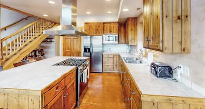 Ylellinen koti w / upeat näkymät ja poreallas - kävele golfkentälle!