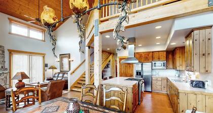 Luxury home with spectacular views and hot tub - walk to the golf course