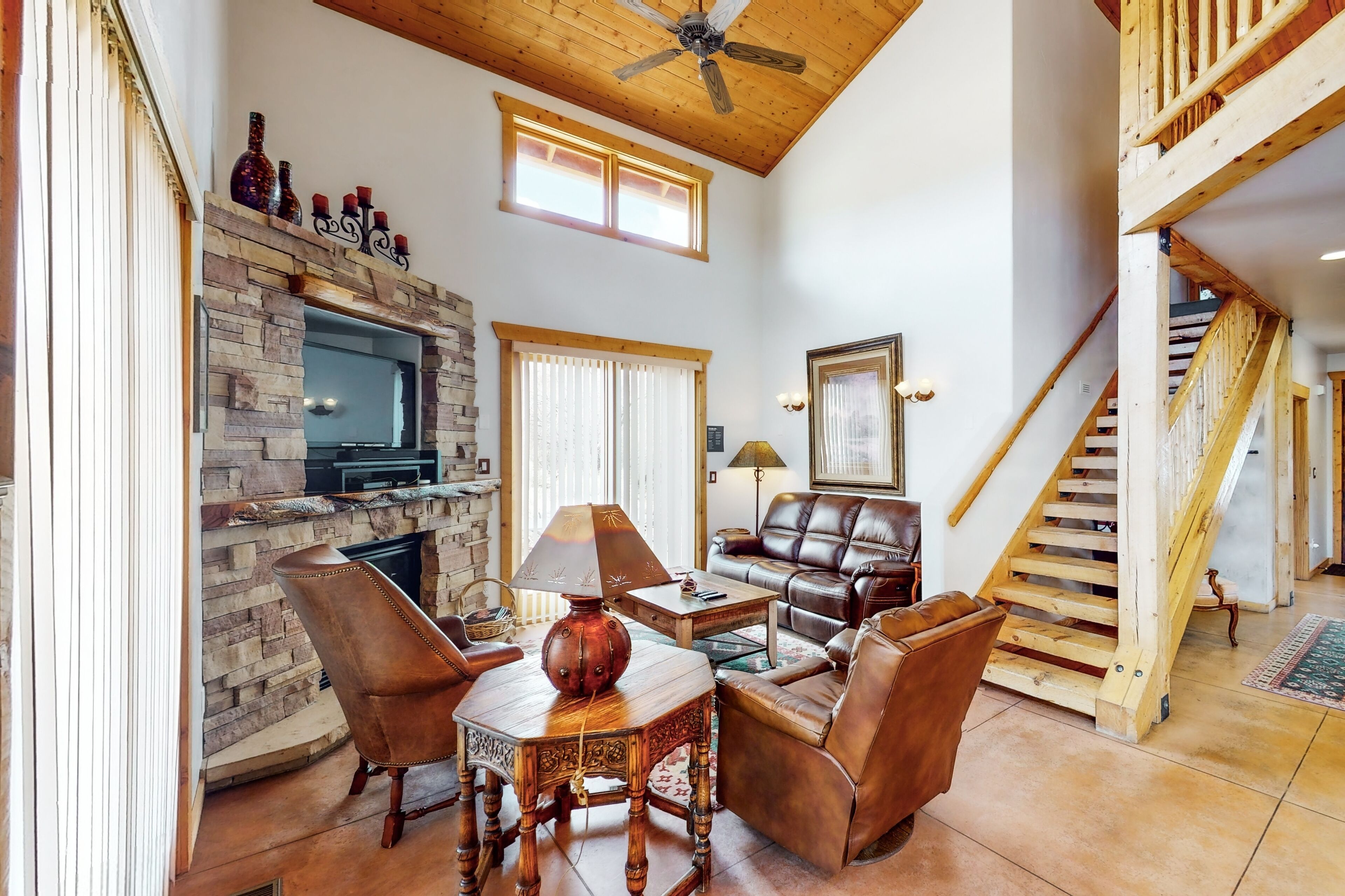 Een televisie, een open haard, een dvd-speler en een tafeltennistafel