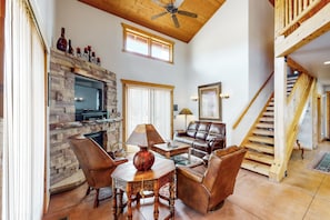 TV, fireplace, DVD player, table tennis - Luxury home with spectacular views and hot tub - walk to the golf course (Moab)