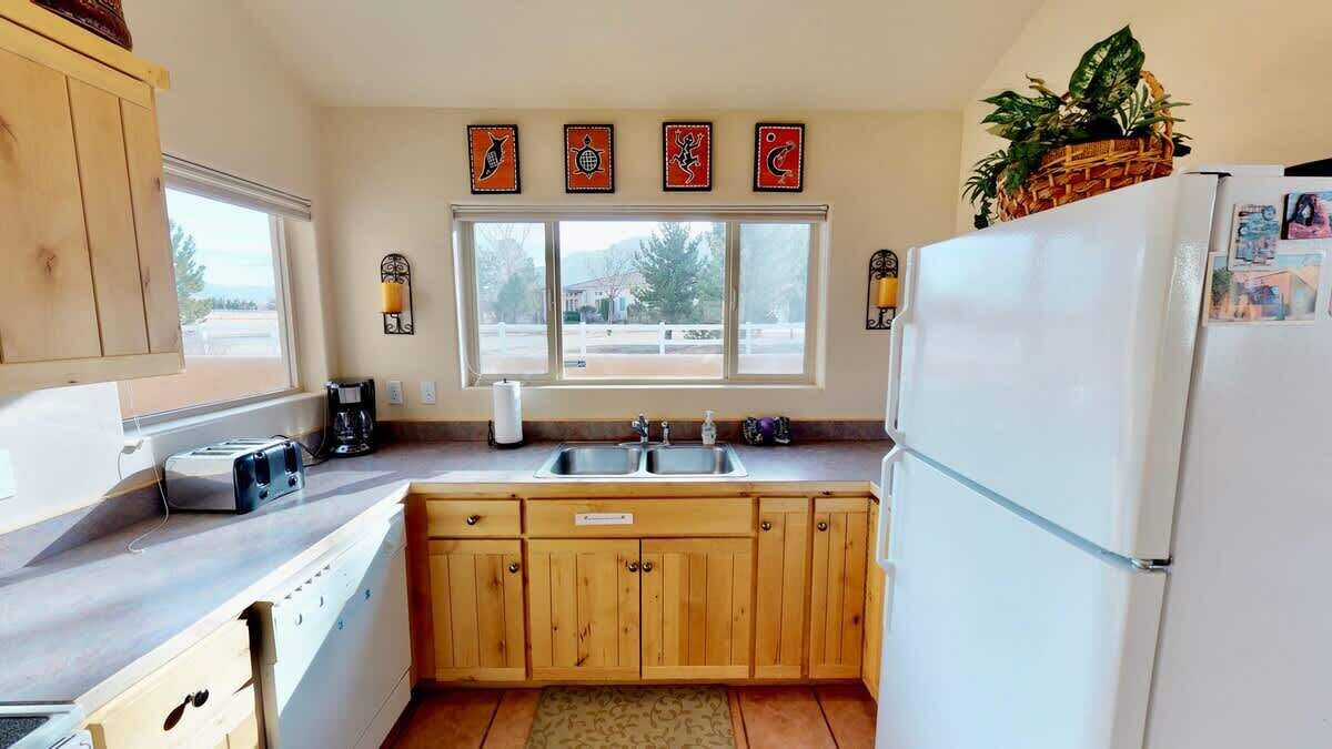 Wasserkocher mit Kaffee-/Teezubehör, Kühlschrank, Mikrowelle, Ofen