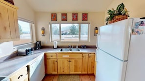Coffee/tea maker, fridge, microwave, oven