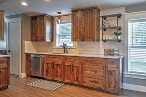 Geladeira, micro-ondas, cooktop, lava-louças
