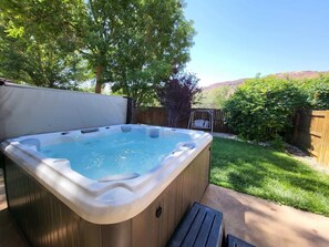 Outdoor spa tub - Arches East - 389, Downtown Moab 3-Bedroom Townhom (Moab)