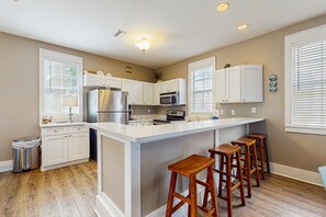 Een koelkast, een microgolfoven, een oven, een kookplaat