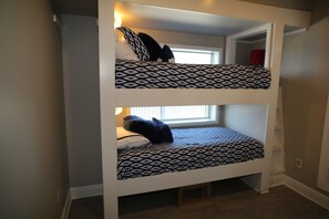 5 bedrooms, iron/ironing board, free WiFi, bed sheets