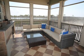 Smart TV, fireplace, DVD player, stereo