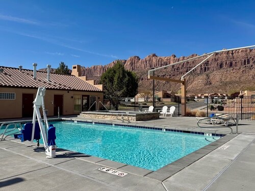 Beautiful Home with Mountain View and Shared Seasonal Pool and Hot Tub - Dogs OK
