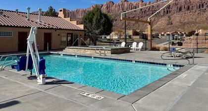 Beautiful Home with Mountain View and Shared Seasonal Pool and Hot Tub - Dogs OK